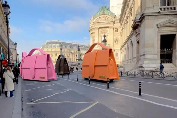 Na imagem com cor, bolsas gigantes da Jacquemus - Metrópoles