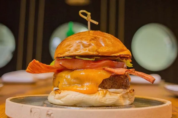 Genuína Burguer inaugura no Sudoeste com sanduíches a partir de R$ 18