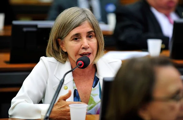 Ex-aliada, Maninha provoca Cristovam Buarque em publicação no Facebook