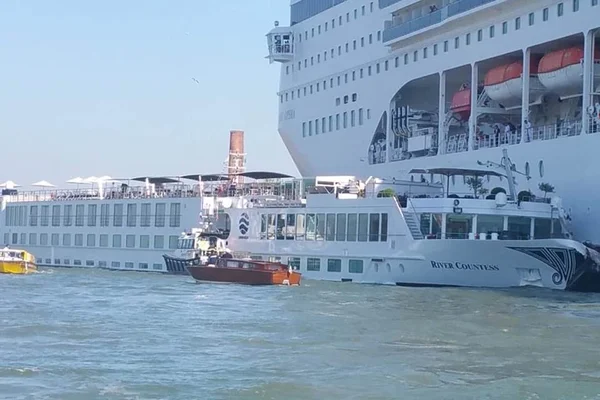 Cruzeiro atinge barco em Veneza deixando ao menos cinco feridos