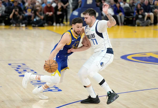 Foto colorida de Klay Thompson contra