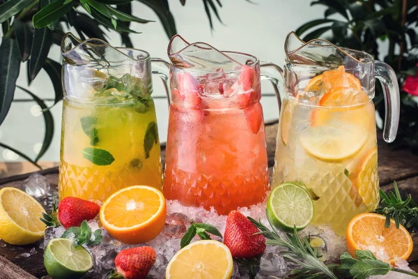 Imagem mostra três jarras de suco com frutas - Metrópoles