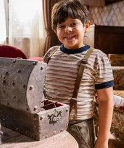 Arthur Yera posa nos bastidores da novela