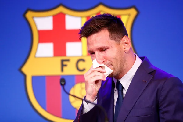 Messi chorando em sua despedida do Barcelona - Metrópoles