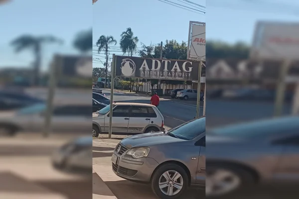Imagem colorida de homem com camisa vermelha