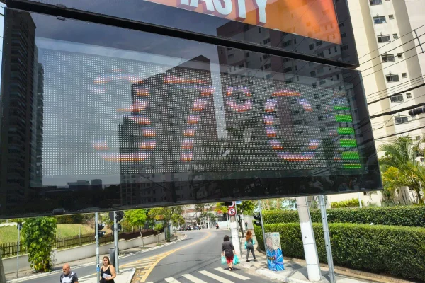Termômetro marca 37 graus na Rua Vergueiro, em SP - Metrópoles