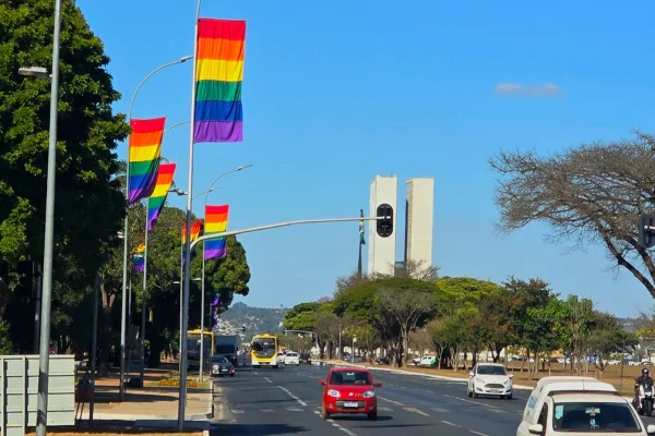 Mês do Orgulho: Esplanada ganha 110 bandeiras nas cores do arco-íris