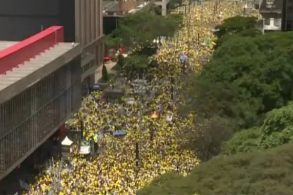 Imagem colorida mostra manifestação com Flávio Bolsonaro e Tarcísio de Freitas na Avenida Paulista. Metrópoles