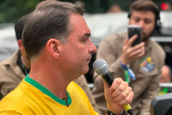 “Quem vota em Lula, vota em Alexandre de Moraes”, diz Flávio em ato em SP - destaque galeria