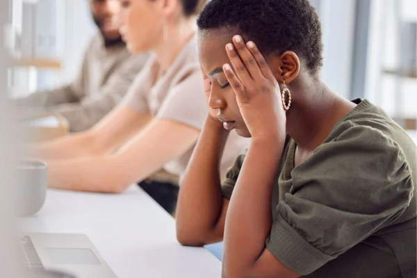 Mulheres sofrem mais microagressões no ambiente de trabalho, diz estudo