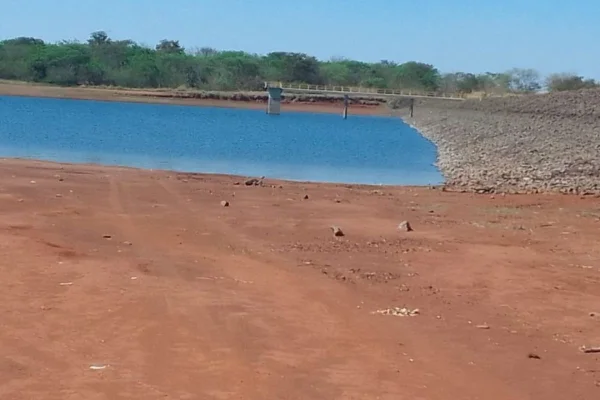 Imagem colorida mostra estiagem e baixo nível de água em reservatório. Metrópoles