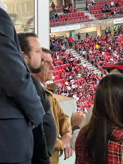 Jair Bolsonaro interage com torcida em jogo do Flamengo em Brasília
