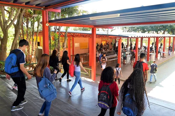 GDF começa a implantar escolas bilíngues em parceria com embaixada