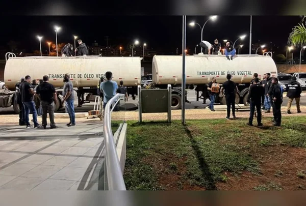 homens em cima de caminhão-tanque