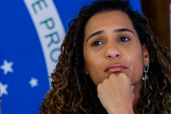 Ministra da Igualdade Racial, Anielle Franco, chora durante evento no Palácio do Planalo - Metropoles