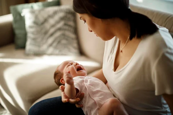 Foto colorida de um bebê chorando - Metrópoles