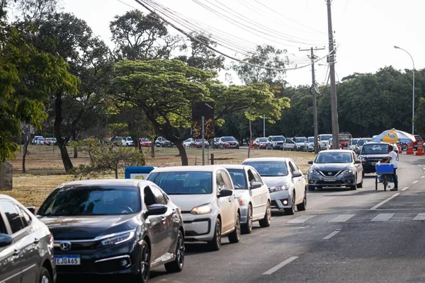 Fila quilométrica para vacinação no Parque da Cidade