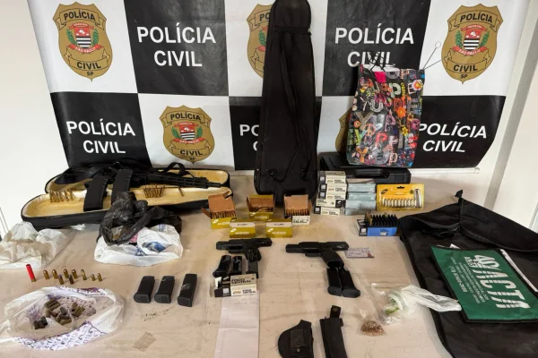 Foto colorida de armas e munições apreendidas com "JeffGun", armeiro do PCC. - Metrópoles