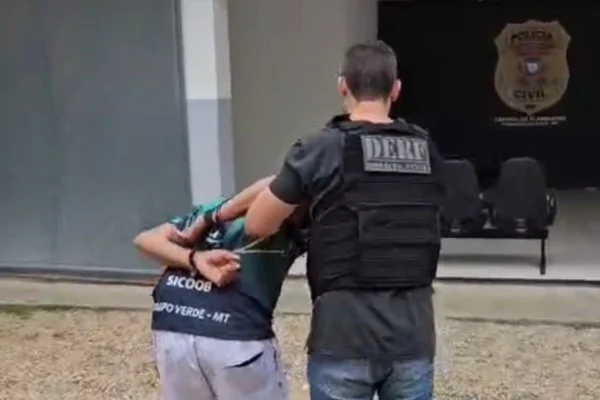 Foto colorida de professor de judô sendo preso suspeito de estuprar aluno de 12 anos - Metrópoles