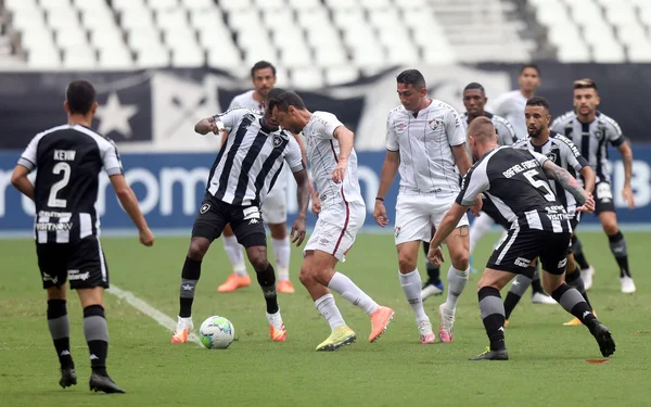 Em jogo animado e com gol contra, Botafogo e Fluminense empatam no Engenhão