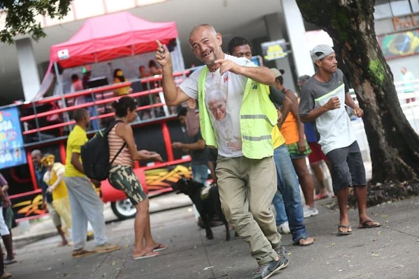 Moradores de rua aproveitam esquenta de blocos no Setor Comercial Sul