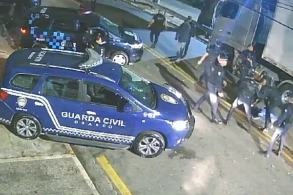 Reprodução colorida de guardas em meio a confusão em calçada, ao lado de viatura - Metrópoles