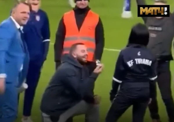 torcedor pede namorada em casamento em jogo na albânia