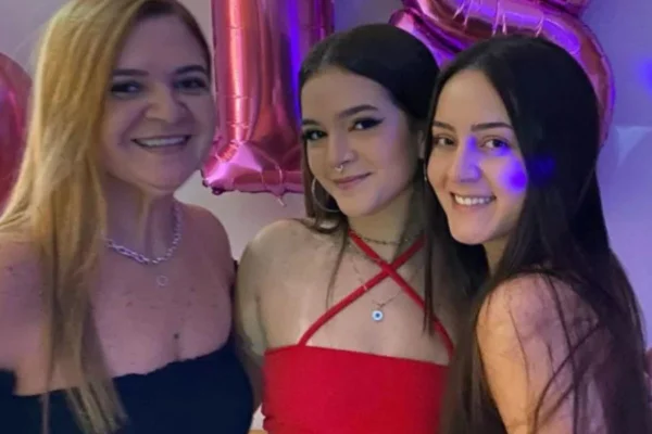 Foto colorida de Mel Maia, a mãe, Debora Maia, e a irmã, Yasmin Maia - Metrópoles
