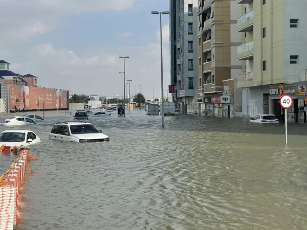 Foto colorida de carros presos em área inundada após fortes chuvas em Dubai. Poças de água se formaram nas estradas e os veículos ficaram presos - Metrópoles