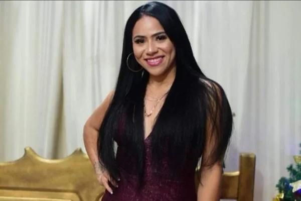 Imagem colorida mostra mulher que morreu após cair com quadriciclo de falésia - Metrópoles