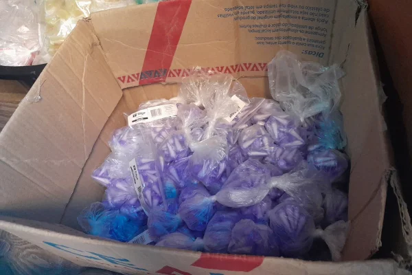Polícia estoura “casa bomba” e apreende 19 mil porções de drogas