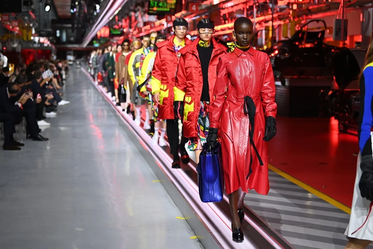 Desfile da coleção mista da Ferrari, realizada na fábrica da marca, em 2021 Desfile da coleção mista da Ferrari, realizada na fábrica da marca, em 2021