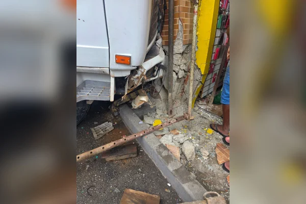 Caminhão desgovernado invade relojoaria e atropela cliente em BH - destaque galeria Caminhão desgovernado invade relojoaria e atropela cliente em BH - destaque galeria
