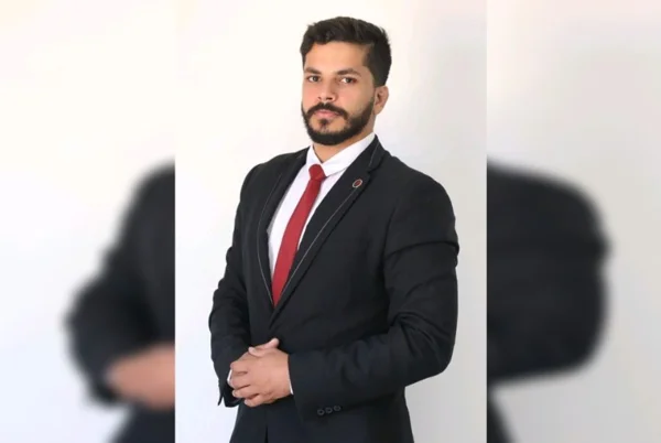 Advogado que espancou ex-namorada é preso com arma e munições em carro