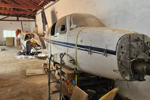 Carcaça de avião em galpão - Metrópoles