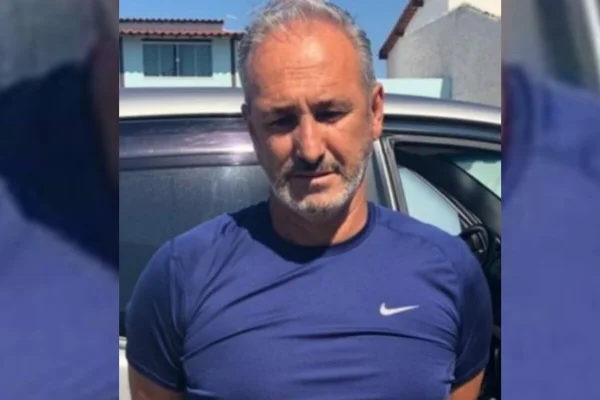 Homem branco, calvo, co barba branca e camiseta azul - Metrópoles