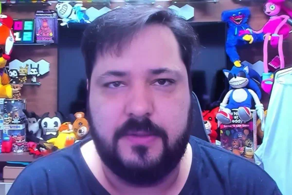 Foto colorida do youtuber Core de camisa preta em primeiro plano - Metrópoles