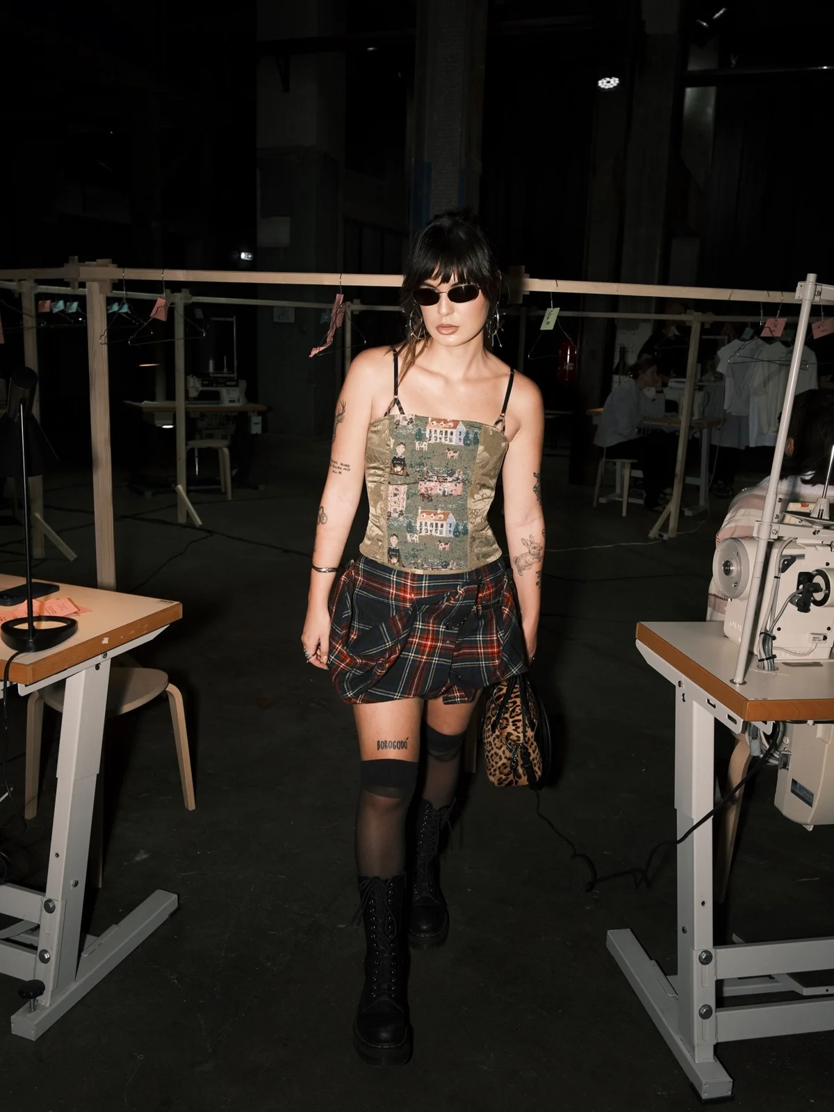 Coturno e estampa xadrez trazem referências punk para o look de Ana Shumiski Coturno e estampa xadrez trazem referências punk para o look de Ana Shumiski