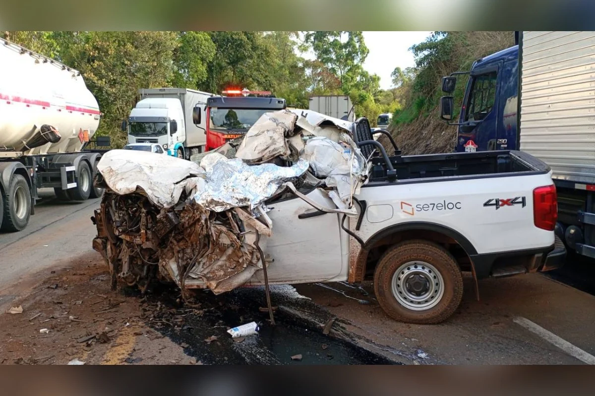 Acidente entre caminhonete e caminhão deixa um morto na BR-381, em MG