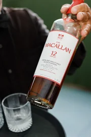Uísque The Macallan servido aos convidados Uísque The Macallan servido aos convidados
