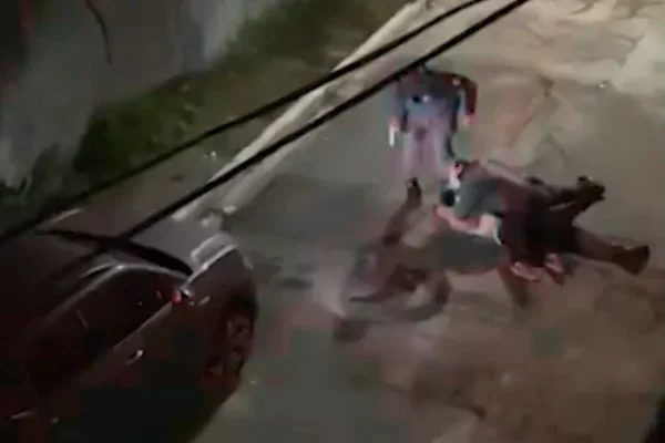 Vídeo: PM pisa em cabeça de suspeito durante abordagem em SP