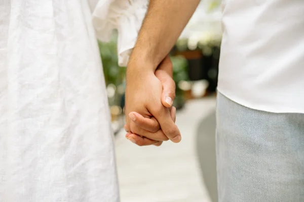 Casal de mãos dadas