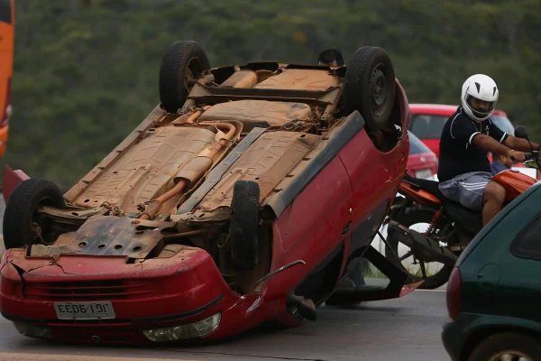 Pericia no Carro que capotou com assaltantes após assassinarem a facadas Reginaldo Fernandes Guedes