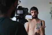 Ops em gravação de clipe: músico mostra sua personalidade teatral