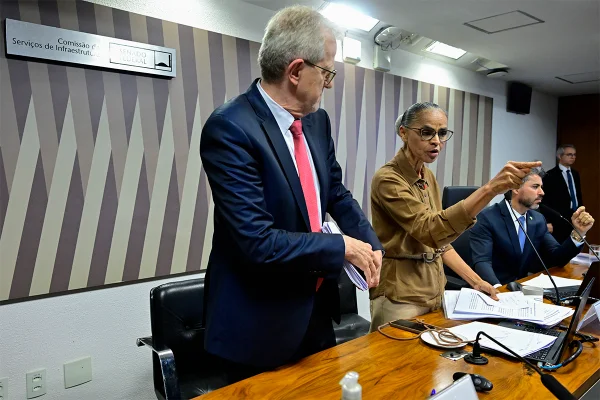 Marina se sente desrespeitada por senadores e abandona comissão