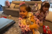 Maria Flor, filha de Zé Felipe e Virginia, posa com a boneca que ganhou de Ana Castela Maria Flor, filha de Zé Felipe e Virginia, posa com a boneca que ganhou de Ana Castela