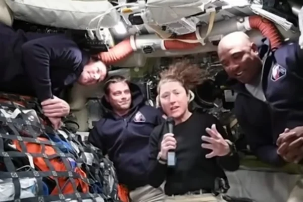 Imagem mostra os quatro astronautas da missão Artemis II em um ambiente sem gravidade - Metrópoles