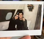 Tatá Werneck e Rafa Vitti posam durante passeio
