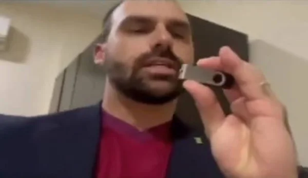 O deputado federal Eduardo Bolsonaro mostra pen-drive em vídeo divulgado em redes sociais, justificando que foi ao Catar levá-los para divulgar o Brasil - Metrópoles