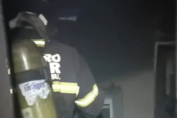 Imagem colorida, Vela acesa provoca incêndio e casa é destruída pelas chamas em MS- Metrópoles